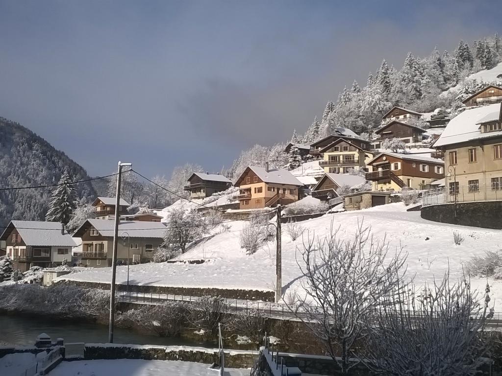 Maison de village "Au Confluent" - Gîte *** - cour et jardin - vue sur les montagnes - Entremont (CHARTREUSE, Savoie)