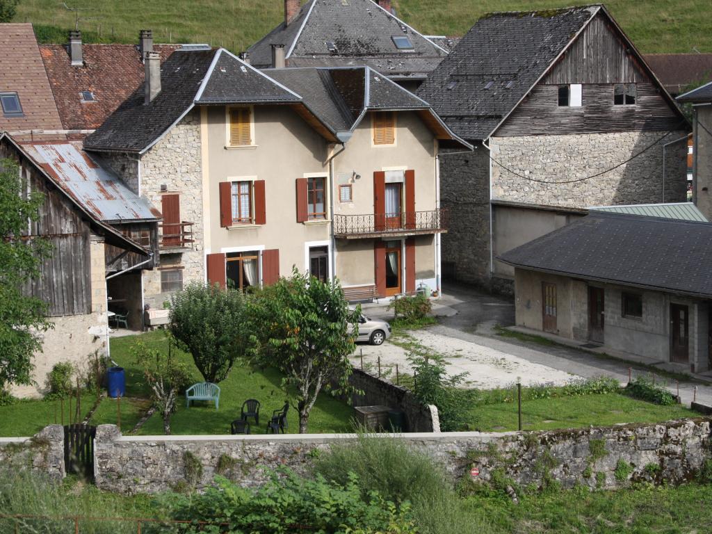 Maison de village "Au Confluent" - Gîte *** - cour et jardin - vue sur les montagnes - Entremont (CHARTREUSE, Savoie)