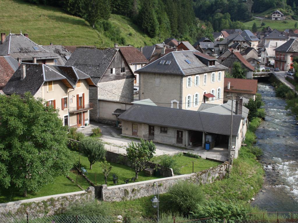 Maison de village "Au Confluent" - Gîte *** - cour et jardin - vue sur les montagnes - Entremont (CHARTREUSE, Savoie)