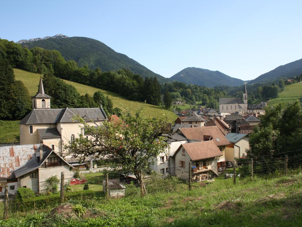 Maison de village "Au Confluent" - Gîte *** - cour et jardin - vue sur les montagnes - Entremont (CHARTREUSE, Savoie)