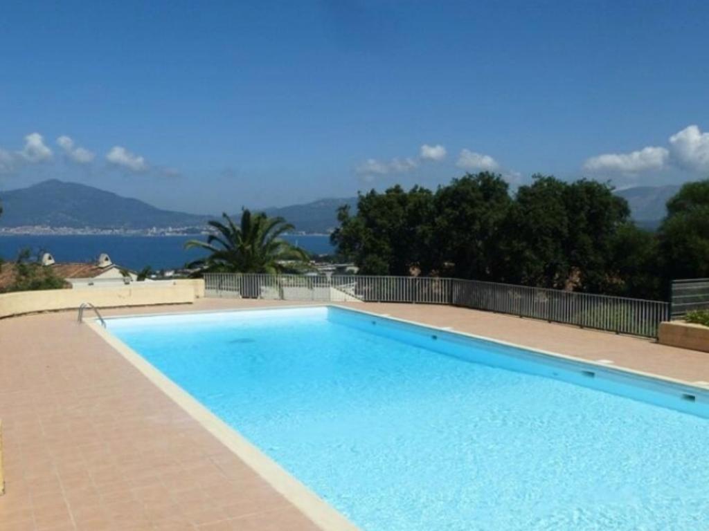 Appartement cosy vue mer et piscines