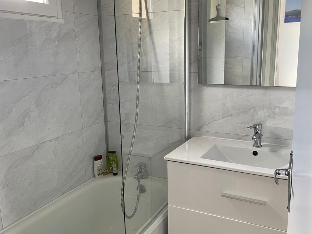 Appartement cosy vue mer et piscines