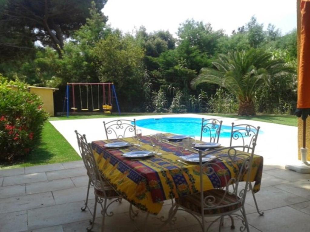 Villa indép. climatisée tout confort avec piscine, à 3 min de la célèbre plage de la Nartelle à Sainte Maxime