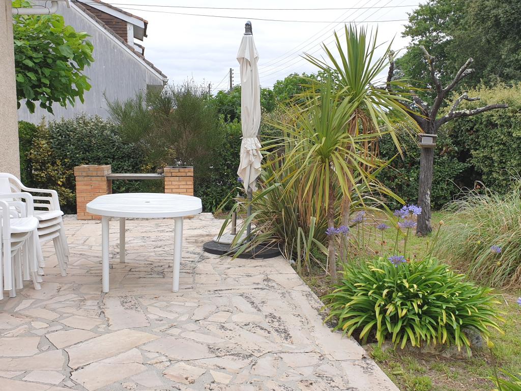 villa classée trois étoiles,centre ville avec jardin cloturé et arboré de 950m2