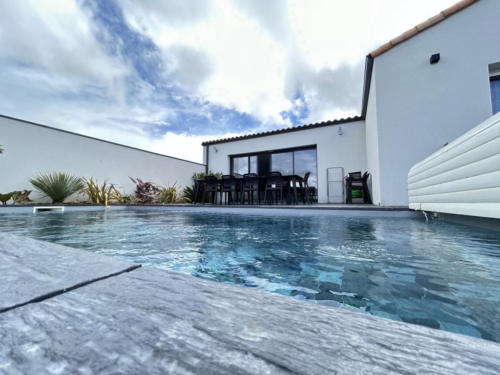 Villa à 900m de la mer avec piscine et spa privatif