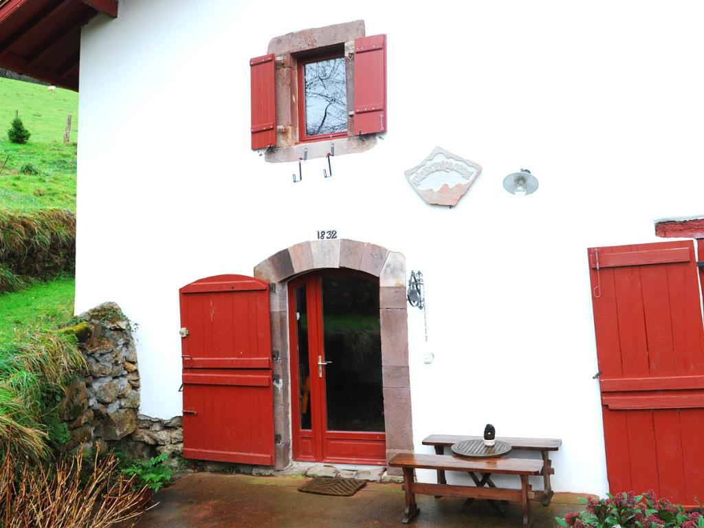 Chambres d'hôtes Idiartekoborda au coeur de la montagne basque à 5 mn du village, chambre  "RIHIVELI"