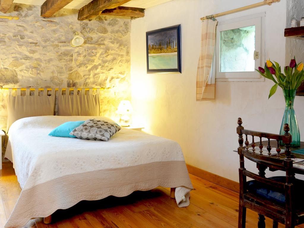 Chambres d'hôtes Idiartekoborda au coeur de la montagne basque à 5 mn du village, chambre  "RIHIVELI"