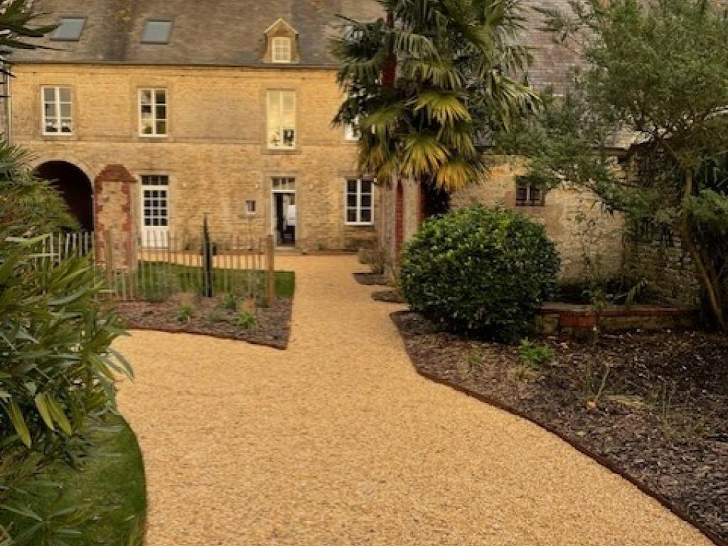 Maison d'hôtes historique restaurée avec son jardin et restaurant, en plein centre de la ville et à 10min d'Utha Beach