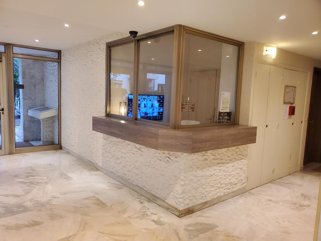 Appartement 2P relooking à Cannes, Festival Cinema, Netflix et parking gratuit, accueil 5 étoiles, excellent rapport qualité-prix