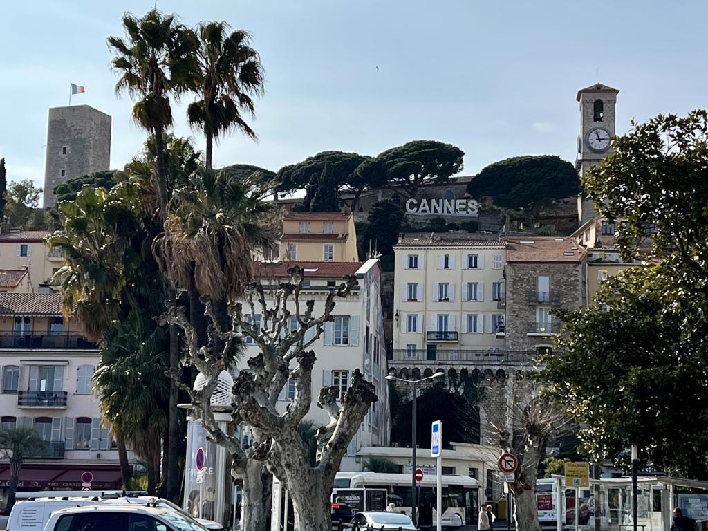 Appartement 2P relooking à Cannes, Festival Cinema, Netflix et parking gratuit, accueil 5 étoiles, excellent rapport qualité-prix