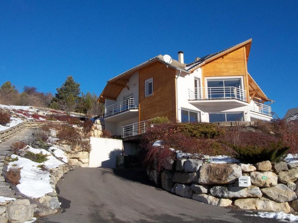 Villa Cimiez Vue exceptionnelle sur Lac de Serre-Ponçon, plan d'eau et Montagnes à Embrun "Nice des Alpes" Gîte très équipé 6 pers. 3 CH balcon terrasse jardin