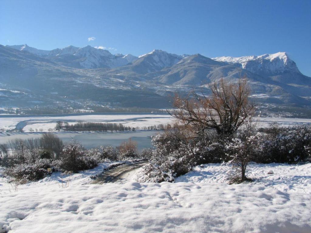 Villa Cimiez Vue exceptionnelle sur Lac de Serre-Ponçon, plan d'eau et Montagnes à Embrun "Nice des Alpes" Gîte très équipé 6 pers. 3 CH balcon terrasse jardin