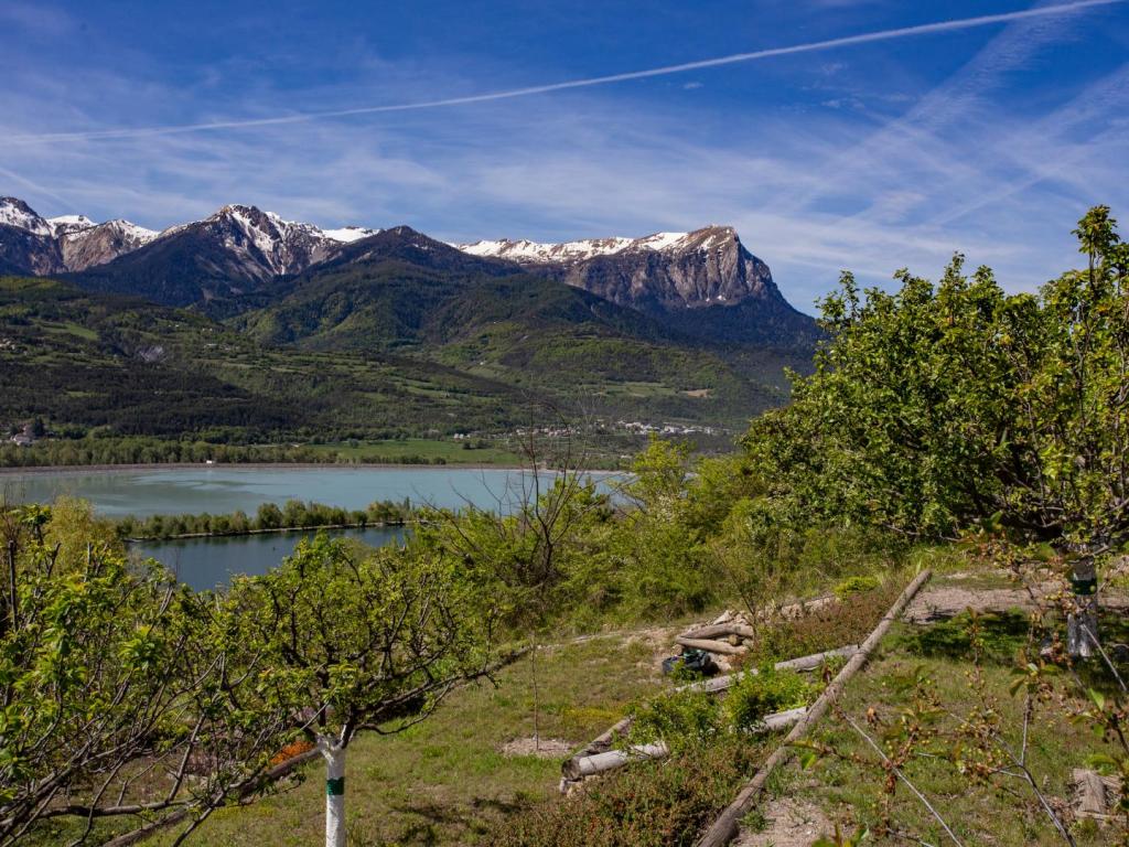 Villa Cimiez Vue exceptionnelle sur Lac de Serre-Ponçon, plan d'eau et Montagnes à Embrun "Nice des Alpes" Gîte très équipé 6 pers. 3 CH balcon terrasse jardin
