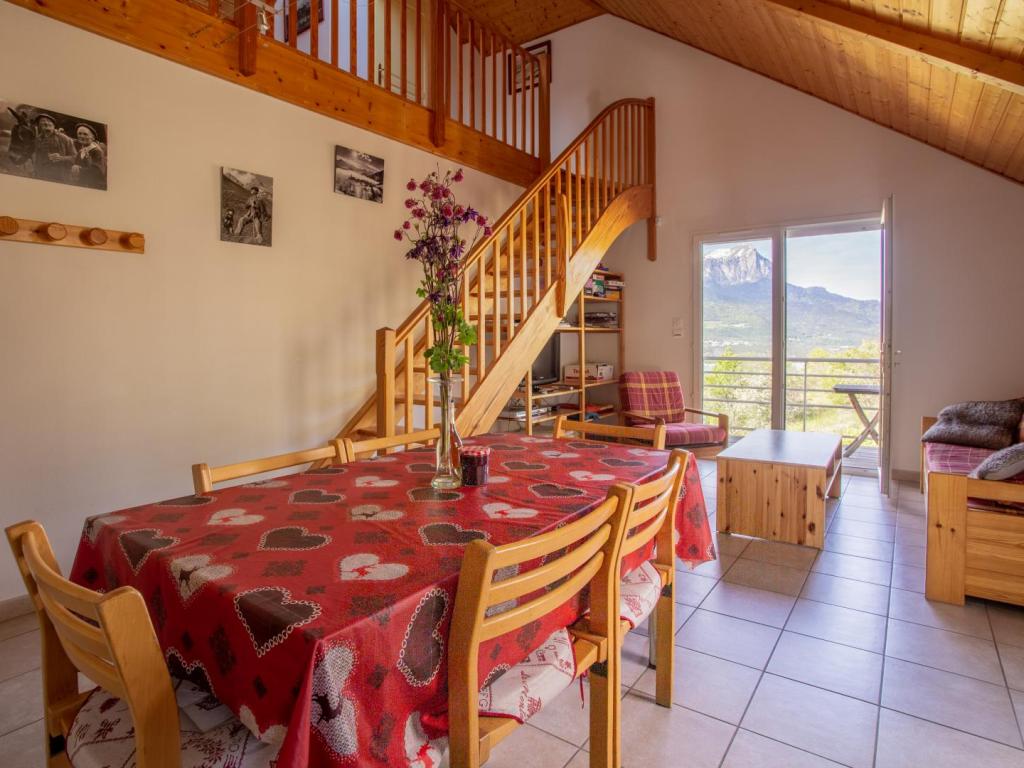 Villa Cimiez Vue exceptionnelle sur Lac de Serre-Ponçon, plan d'eau et Montagnes à Embrun "Nice des Alpes" Gîte très équipé 6 pers. 3 CH balcon terrasse jardin