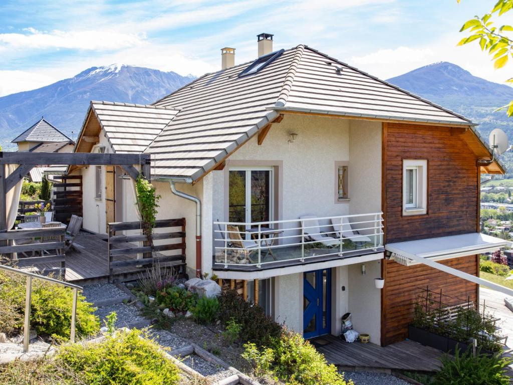 Villa Cimiez Vue exceptionnelle sur Lac de Serre-Ponçon, plan d'eau et Montagnes à Embrun "Nice des Alpes" Gîte très équipé 6 pers. 3 CH balcon terrasse jardin