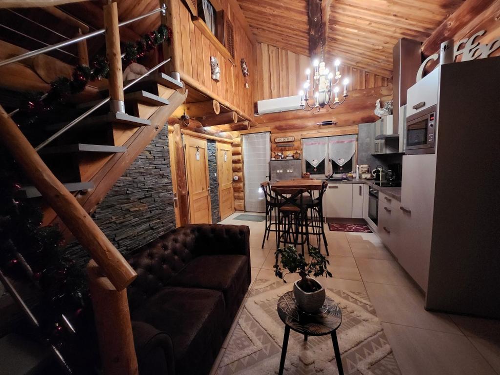 CHALET EN RONDINS DE BOIS AVEC SPA ET CUISINE D'ETE