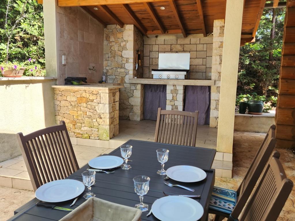 CHALET EN RONDINS DE BOIS AVEC SPA ET CUISINE D'ETE