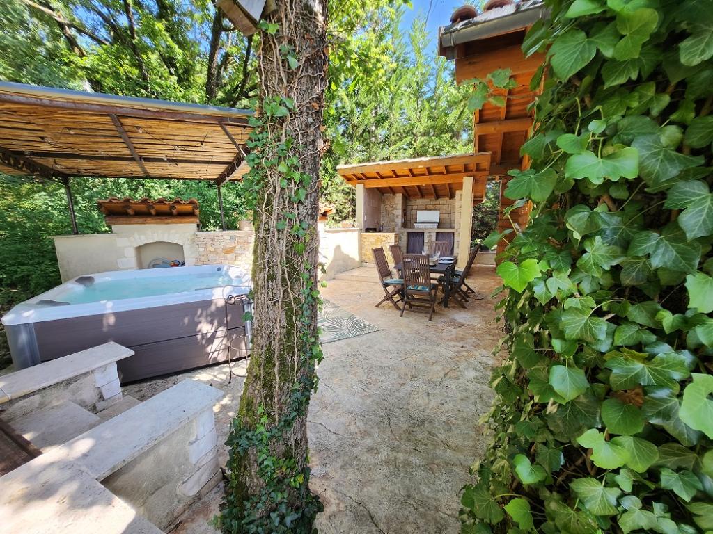 CHALET EN RONDINS DE BOIS AVEC SPA ET CUISINE D'ETE