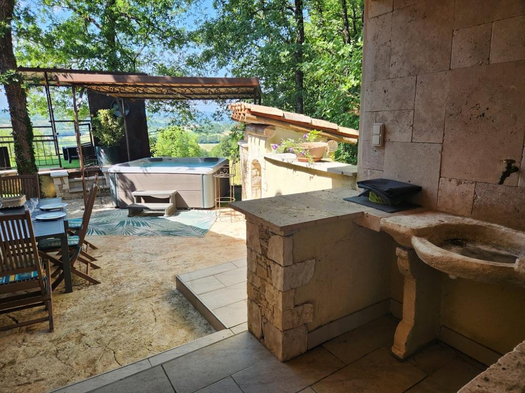 CHALET EN RONDINS DE BOIS AVEC SPA ET CUISINE D'ETE