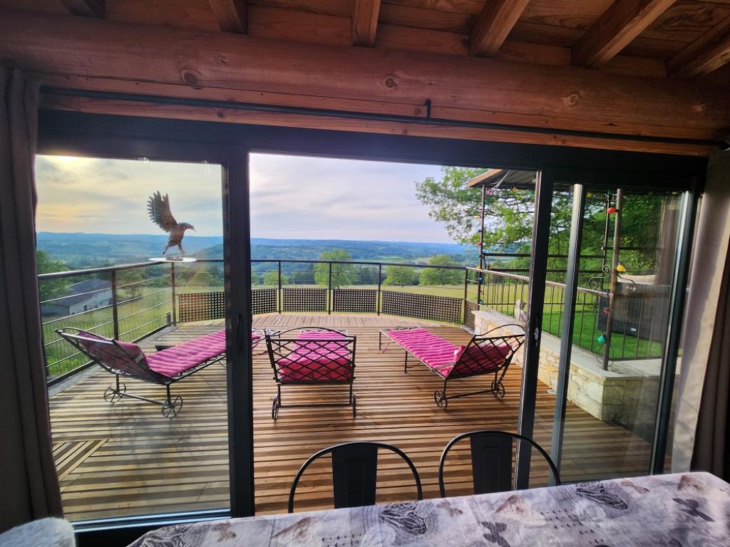 CHALET EN RONDINS DE BOIS AVEC SPA ET CUISINE D'ETE