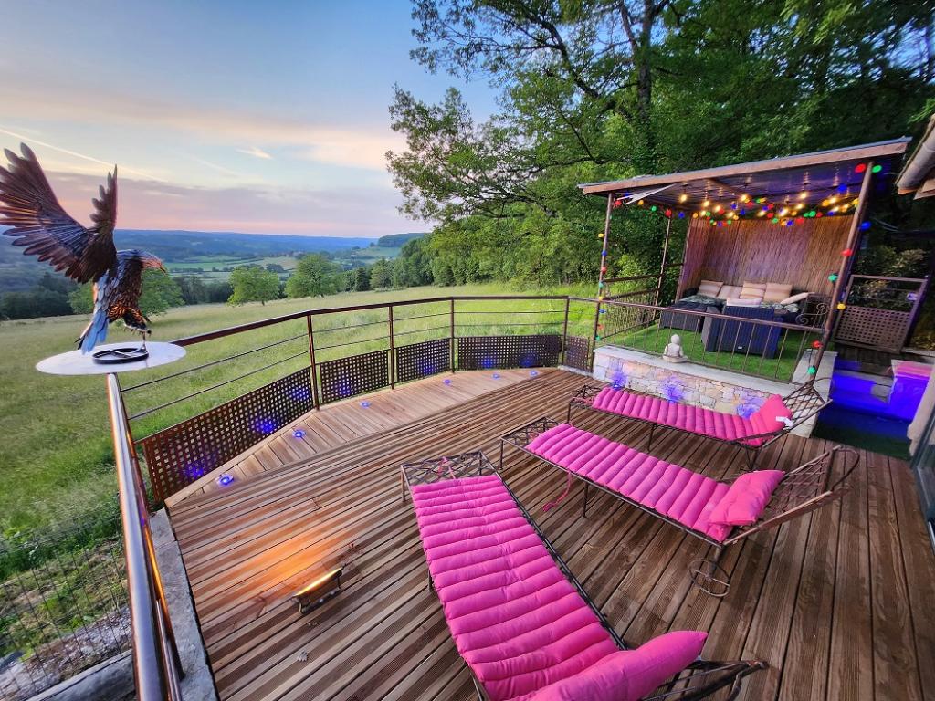 CHALET EN RONDINS DE BOIS AVEC SPA ET CUISINE D'ETE