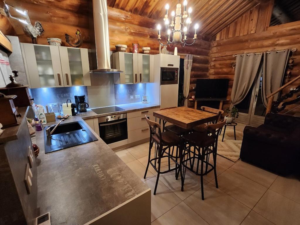 CHALET EN RONDINS DE BOIS AVEC SPA ET CUISINE D'ETE