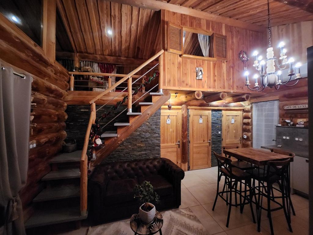 CHALET EN RONDINS DE BOIS AVEC SPA ET CUISINE D'ETE