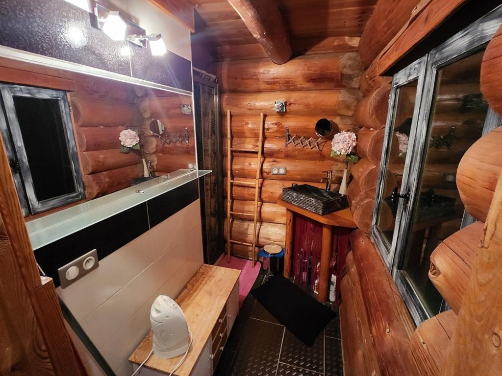 CHALET EN RONDINS DE BOIS AVEC SPA ET CUISINE D'ETE