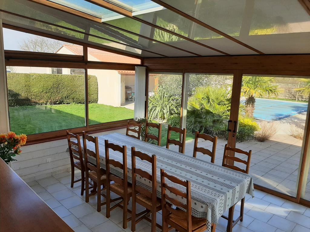 Grande villa 125 mètres carré avec véranda et piscine