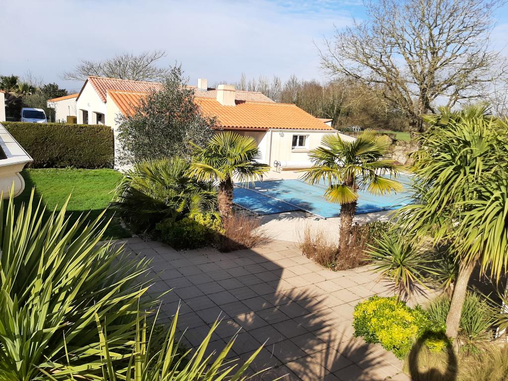Grande villa 125 mètres carré avec véranda et piscine