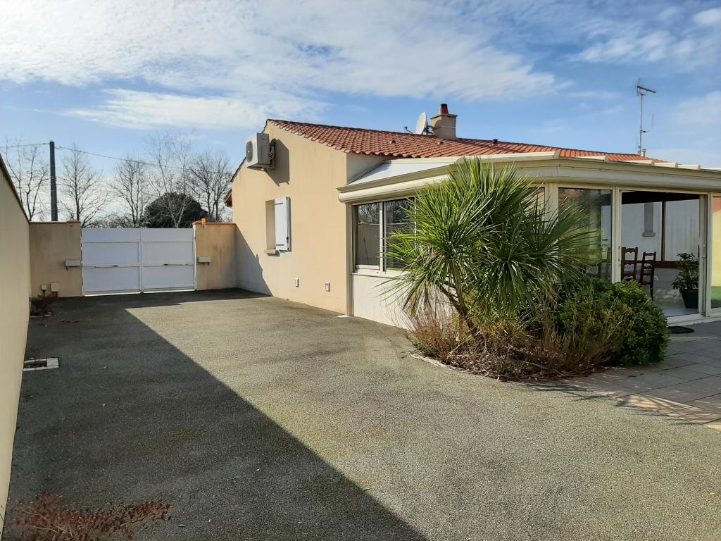 Grande villa 125 mètres carré avec véranda et piscine