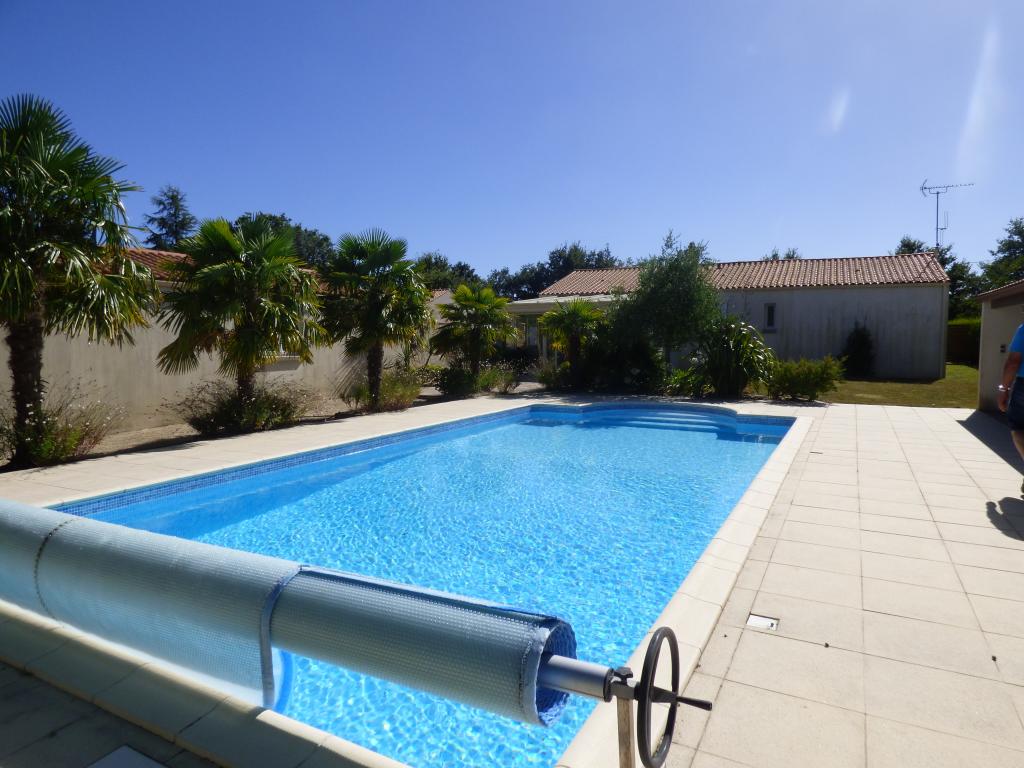 Grande villa 125 mètres carré avec véranda et piscine