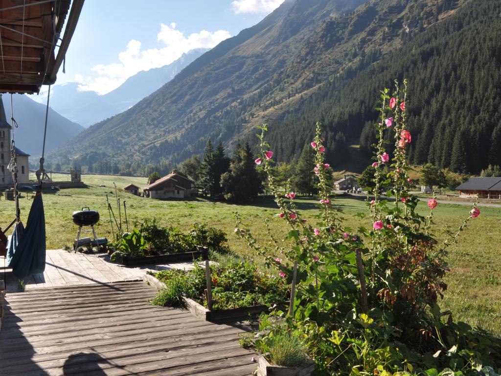 Une halte calme , simple, dans un environnement magnifique à 1500m d'altitude aux portes du parc de la Vanoise, adaptée aux enfants et aux seniors..