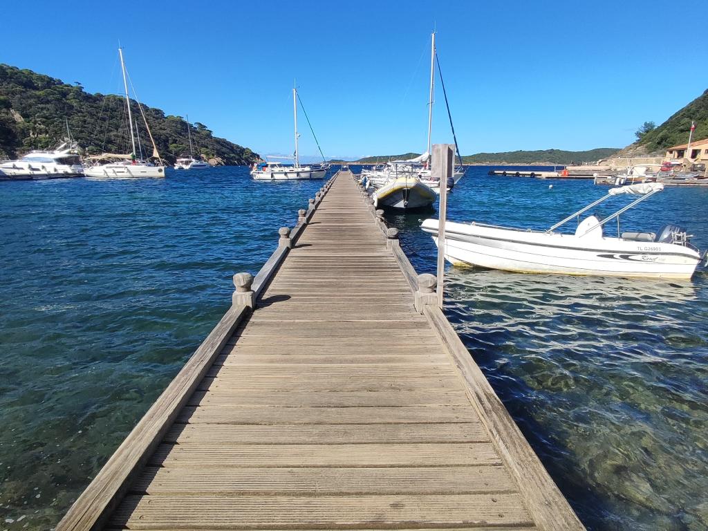 LOCATION VACANCES 🌿 Séjournez au cœur de la Presqu’île de Giens – Appartement familial avec terrasse 🌿 Envie de vacances entre mer, nature et village provençal ?