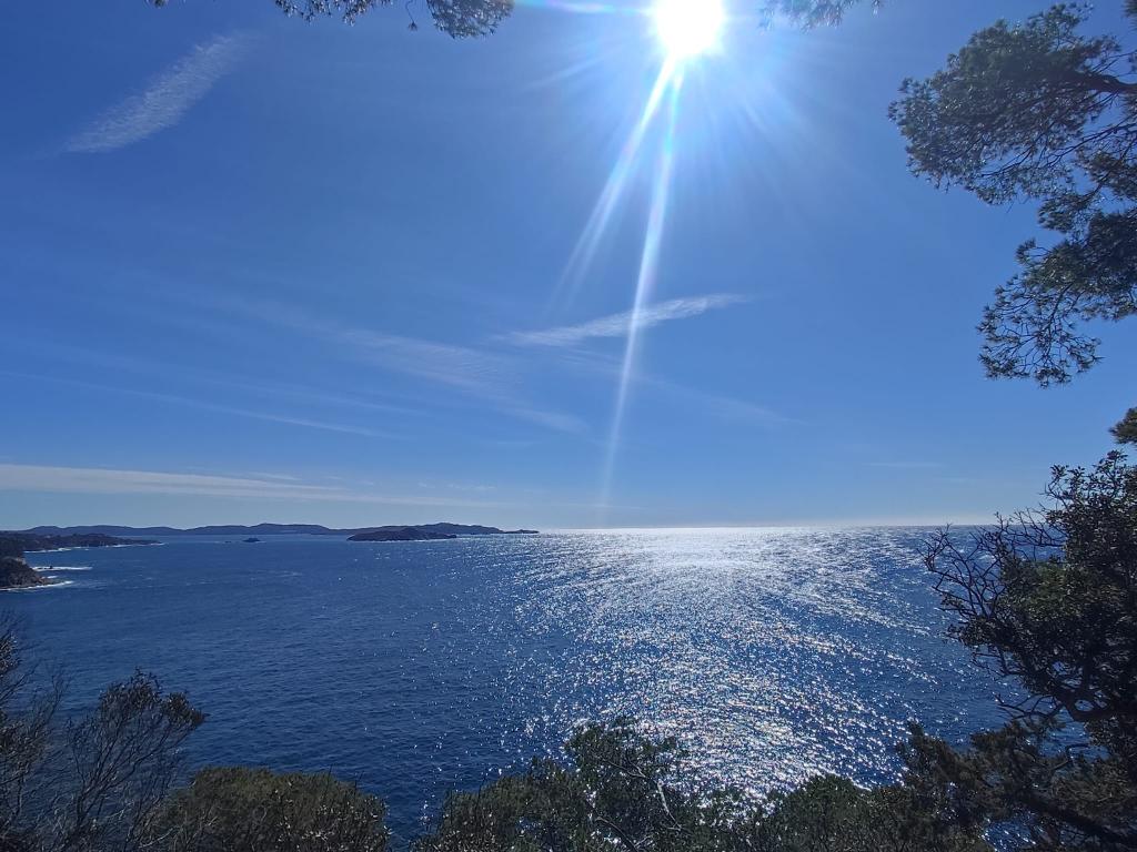 LOCATION VACANCES 🌿 Séjournez au cœur de la Presqu’île de Giens – Appartement familial avec terrasse 🌿 Envie de vacances entre mer, nature et village provençal ?
