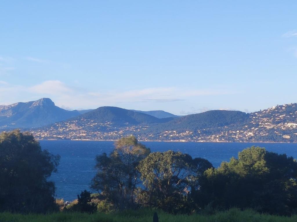 Vacances en famille à la Presqu'île de Giens – Grand studio climatisé avec grande terrasse en rezdejardin, à 2 min des plages