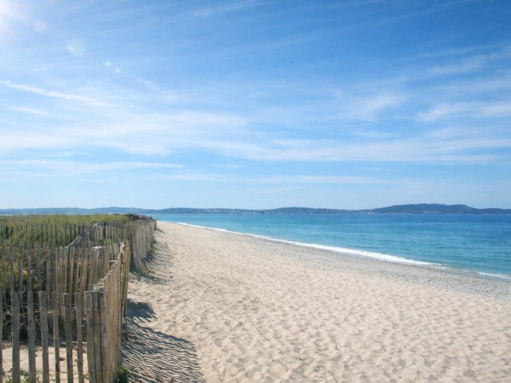 LOCATION VACANCES 🌿 Séjournez au cœur de la Presqu’île de Giens – Appartement familial avec terrasse 🌿 Envie de vacances entre mer, nature et village provençal ?