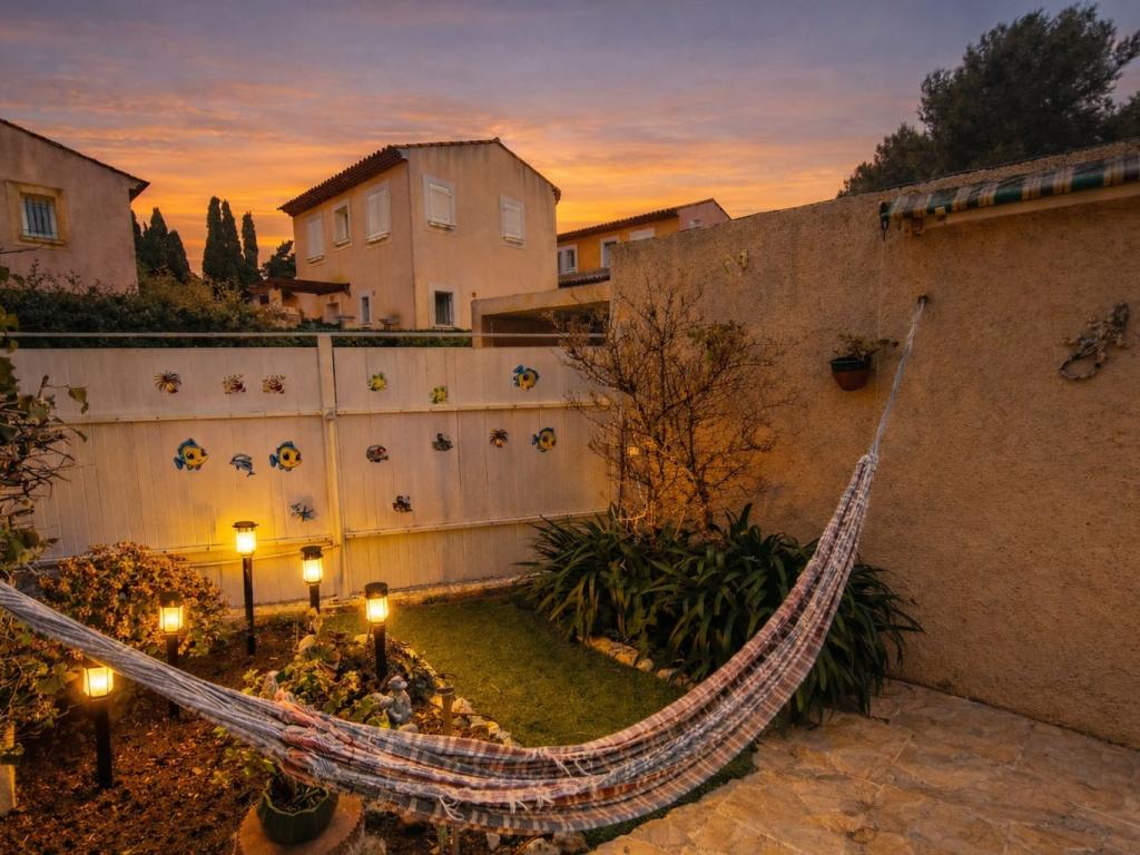 Vacances en famille à la Presqu'île de Giens – Grand studio climatisé avec grande terrasse en rezdejardin, à 2 min des plages