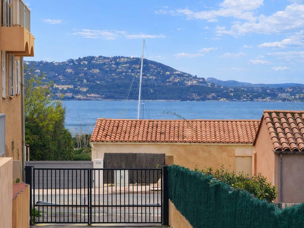 Vacances en famille à la Presqu'île de Giens – Grand studio climatisé avec grande terrasse en rezdejardin, à 2 min des plages