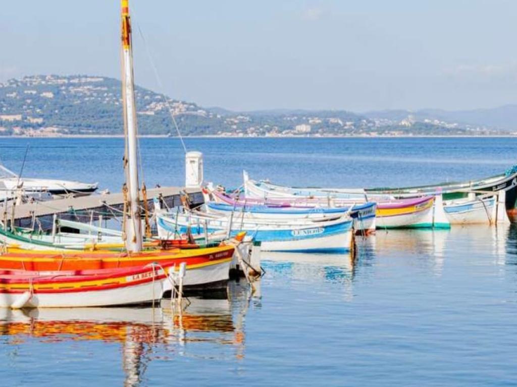 Vacances en famille à la Presqu'île de Giens – Grand studio climatisé avec grande terrasse en rezdejardin, à 2 min des plages