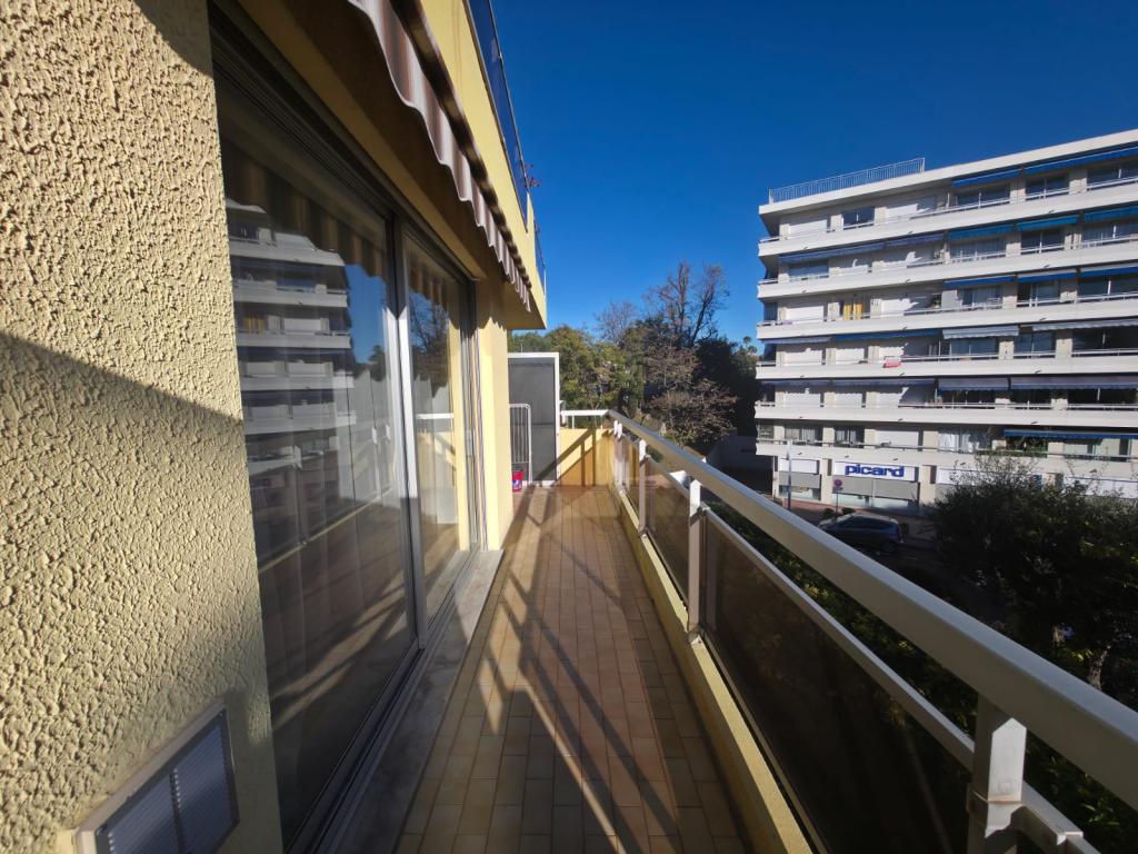 Séjour détente : studio, terrasse ensoleillée, clim, parking privé