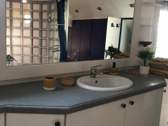 Appart Akasya. Location saisonnière. Grand T2 au coeur de Fort-de-France