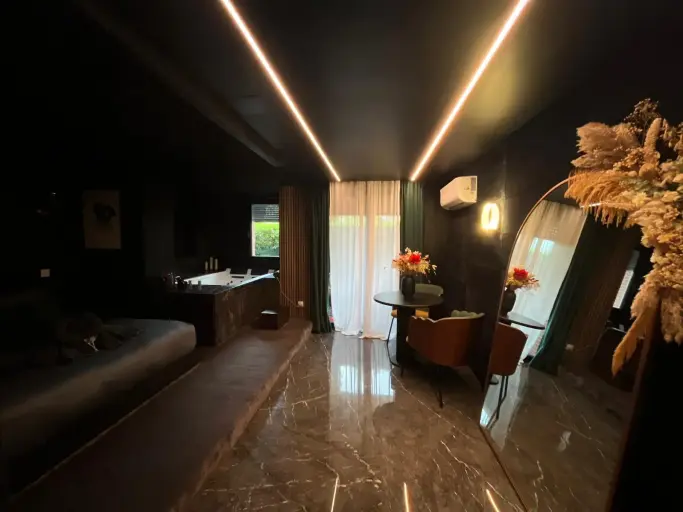 Superbe suite avec jacuzzi privé / vidéoprojecteur