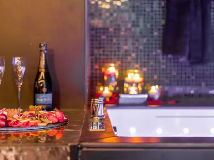 Superbe suite avec jacuzzi privé / vidéoprojecteur