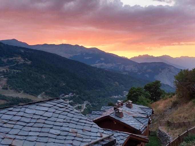 Appartement à la montagne au pied des pistes avec piscine chauffée