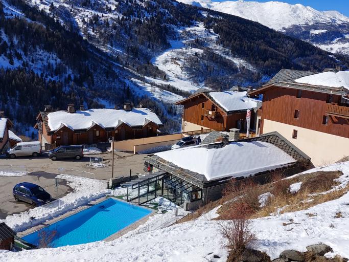 Appartement à la montagne au pied des pistes avec piscine chauffée