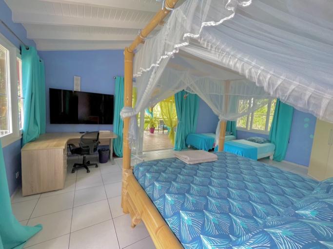 le Gîtes tout confort couleur caraibes pour 2 à 4 pers maxi sans vis à vis sur les hauteurs du Gosier avec piscine 24/24