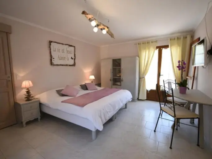 Chambre en bord de mer avec cuisine d'été à partager