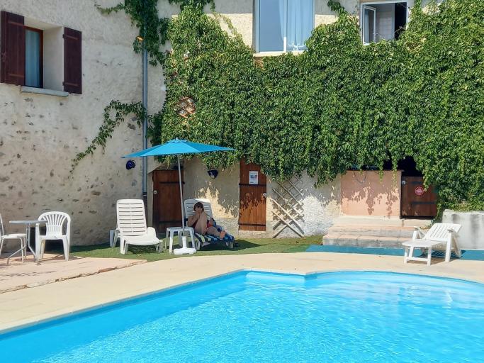 Gite pour 4-5 personnes avec vue imprenable sur les montagnes proche du lac de Serre-Ponçon. Piscine à disposition en saison
