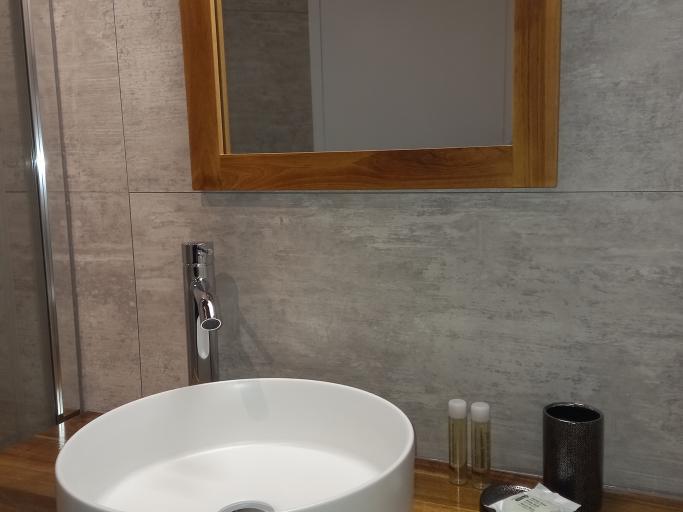 Chambre supérieure exposée plein sud avec vue montagne et jardin et lit Queen Size. Petit déjeuner inclus. Accès piscine en saison